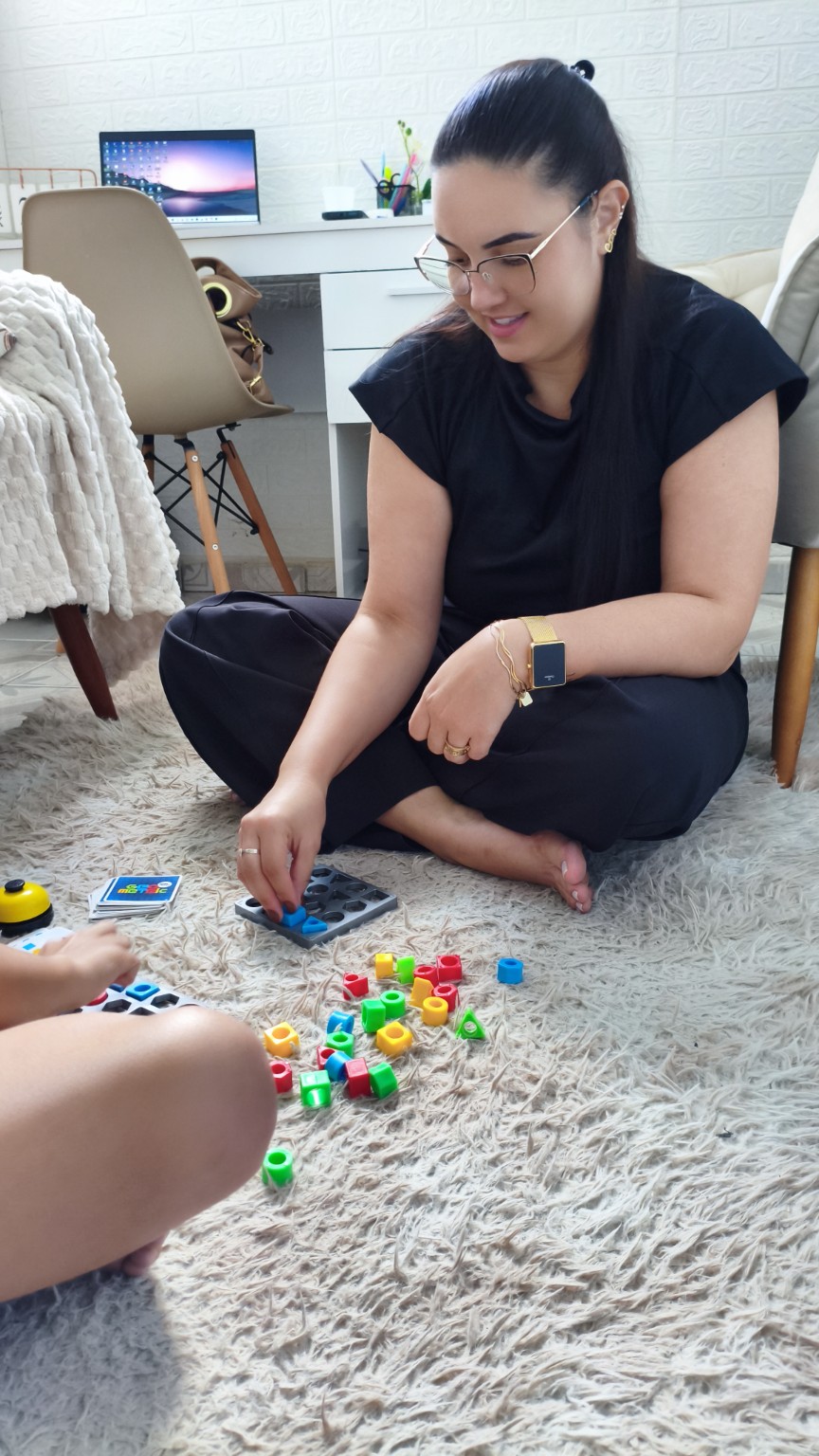 Natali Lima em atendimento infantil no consultório